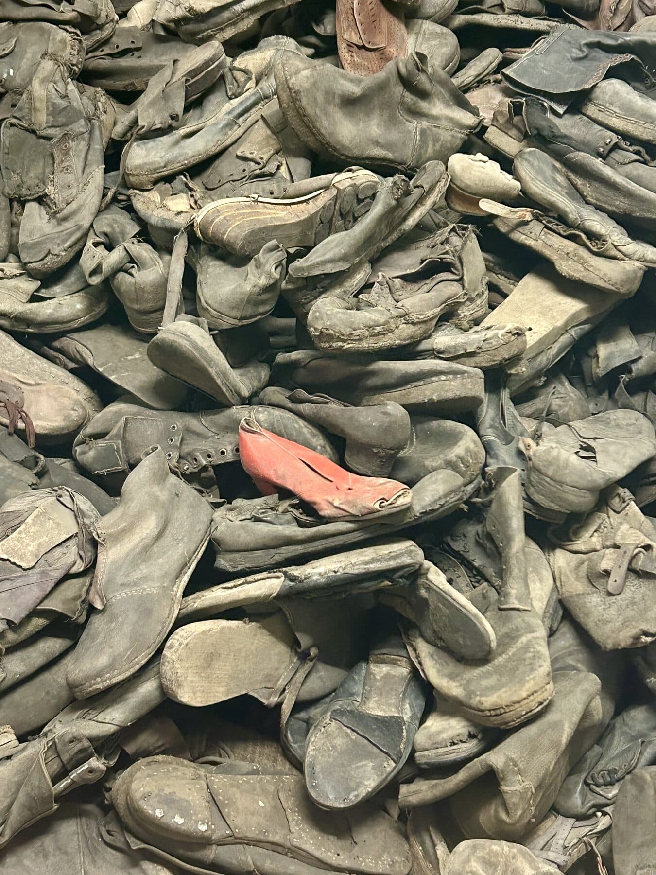 Ein Berg zurückgelassener Schuhe hinter Glas in der Gedenkstätte Auschwitz