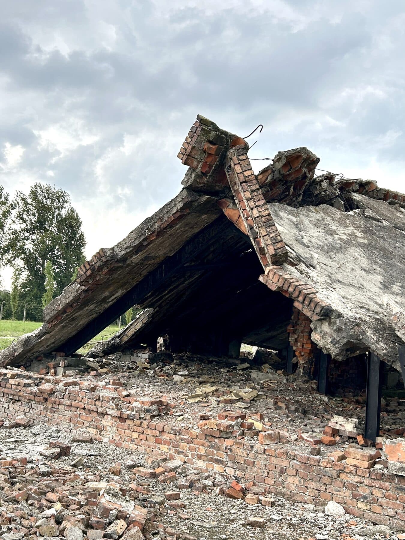 Die gesprengten Reste eines Krematoriums in Auschwitz-Birkenau