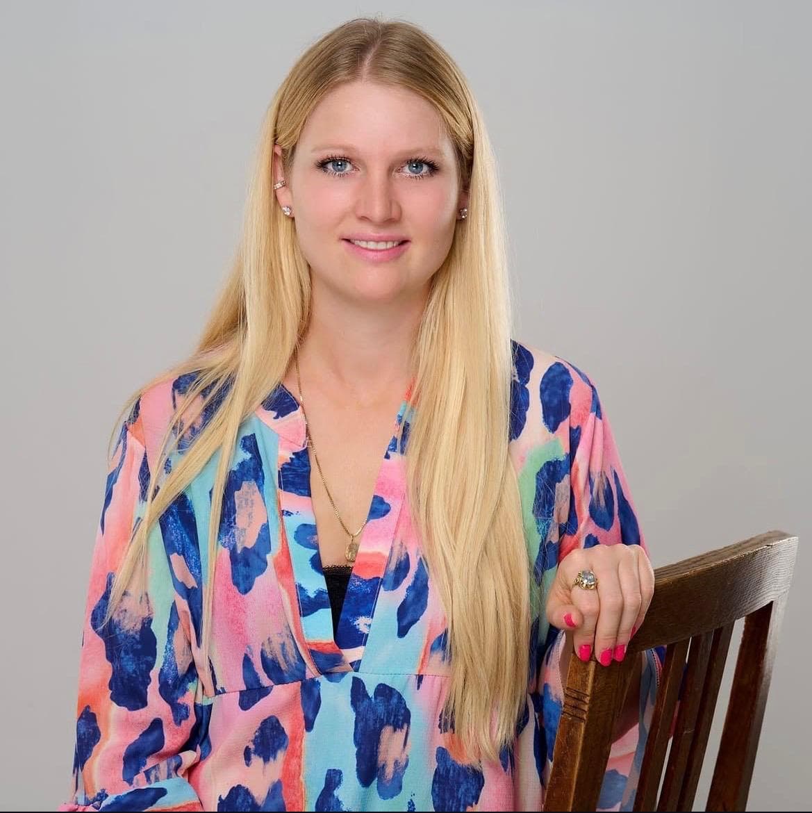Studioporträt der Autorin Raphaela Höfner