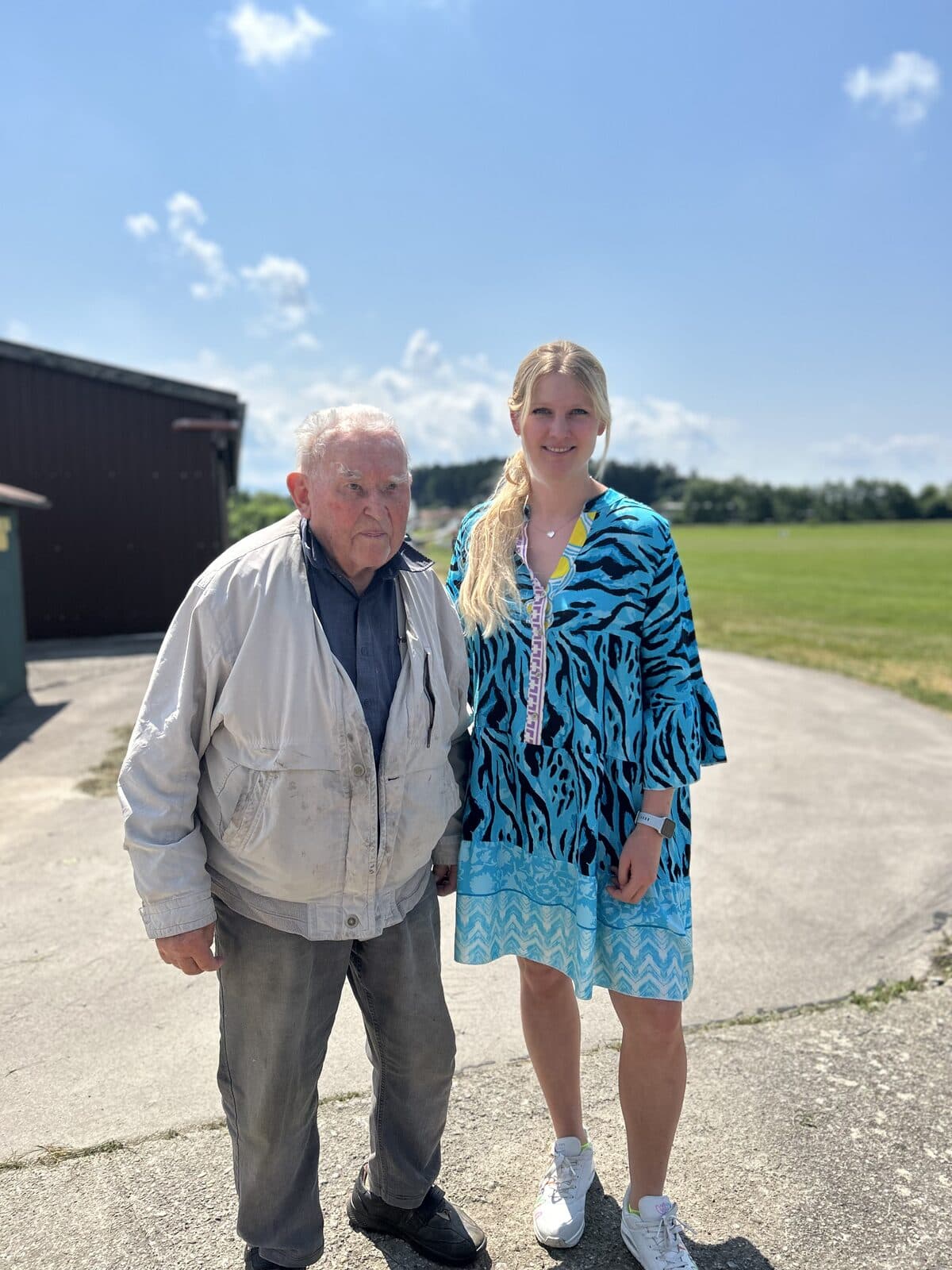 Raphaela Höfner mit dem Zeitzeugen Sepp Heinrichsberger an einem ehemaligen Flugplatz