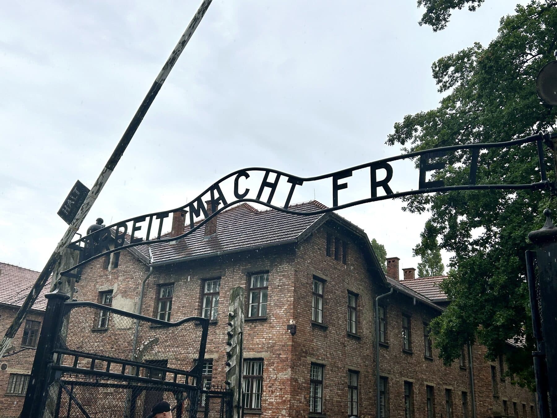 Das Eingangstor des Konzentrationslagers Auschwitz