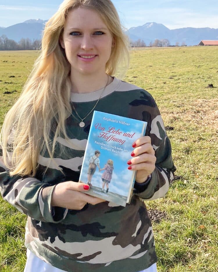 Raphaela Höfner hält „Von Liebe und Hoffnung“ vor der oberbayerischen Bergkulisse