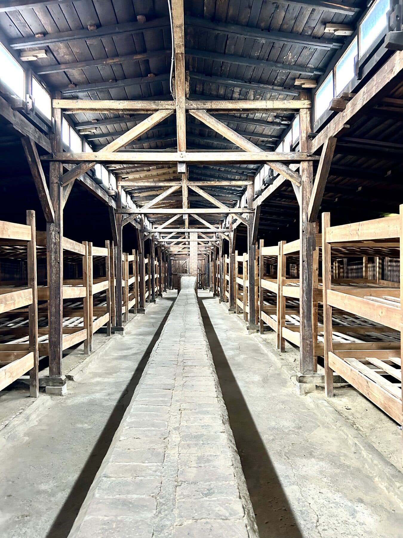 Blick durch eine Baracke mit hölzernen Pritschen in Auschwitz-Birkenau