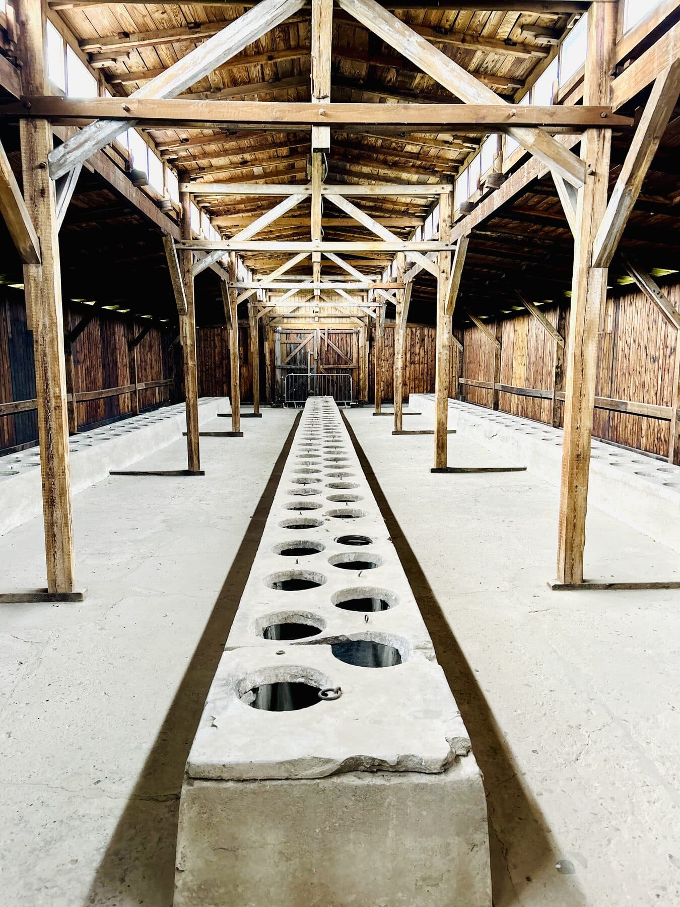 Innenraum einer Sanitärbaracke in Auschwitz-Birkenau