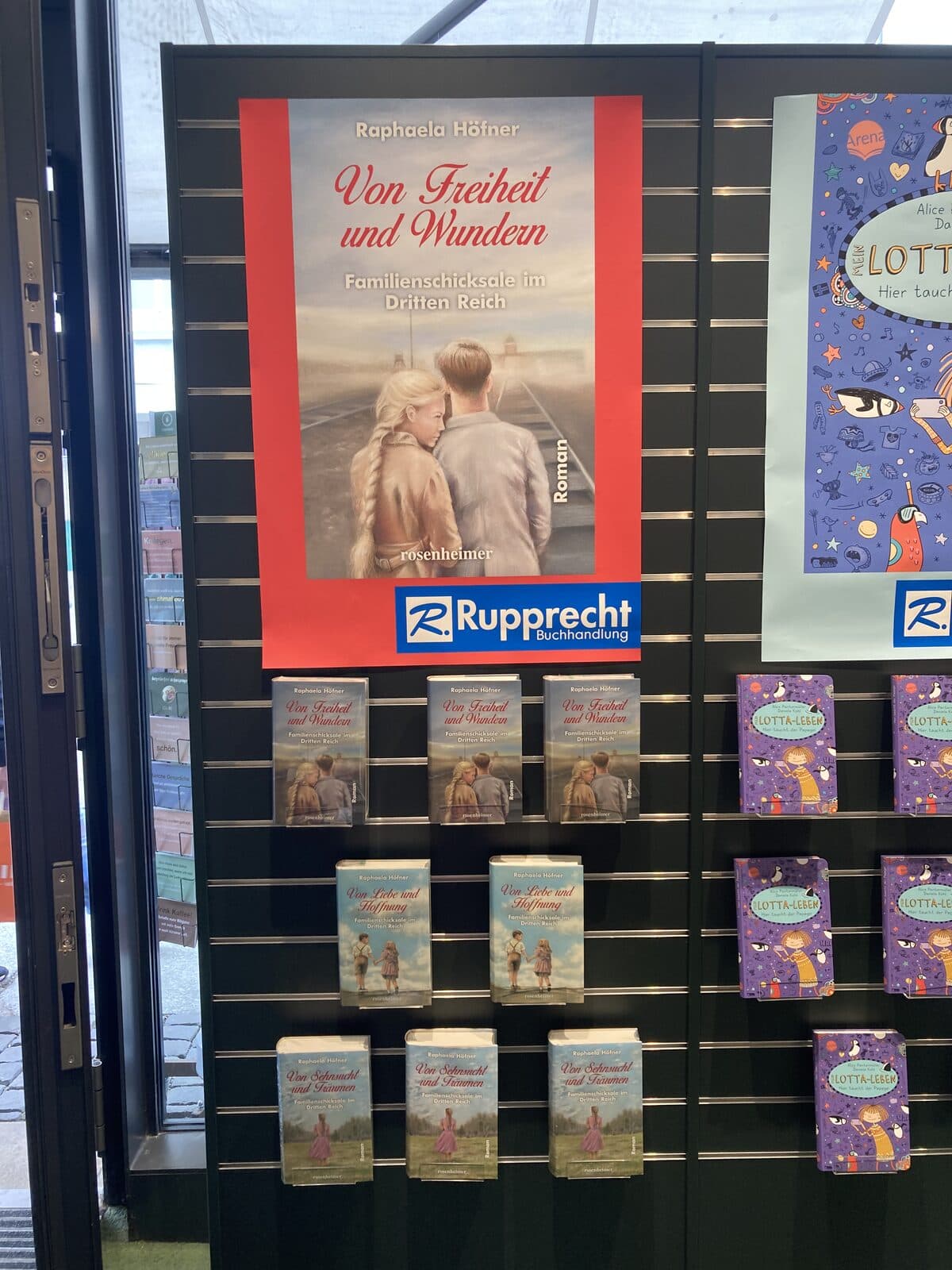 Plakat und Büchertisch zu „Von Freiheit und Wundern“ in einer Buchhandlung