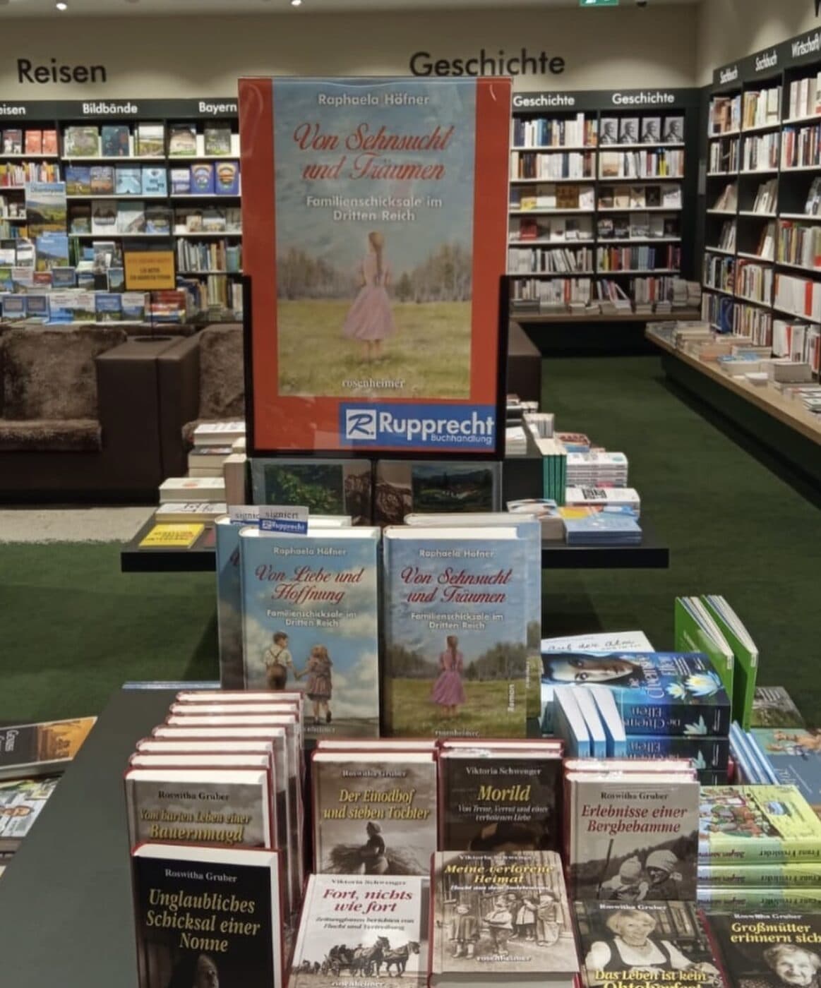 Aufsteller und Büchertisch zu „Von Sehnsucht und Träumen“ in einer Buchhandlung