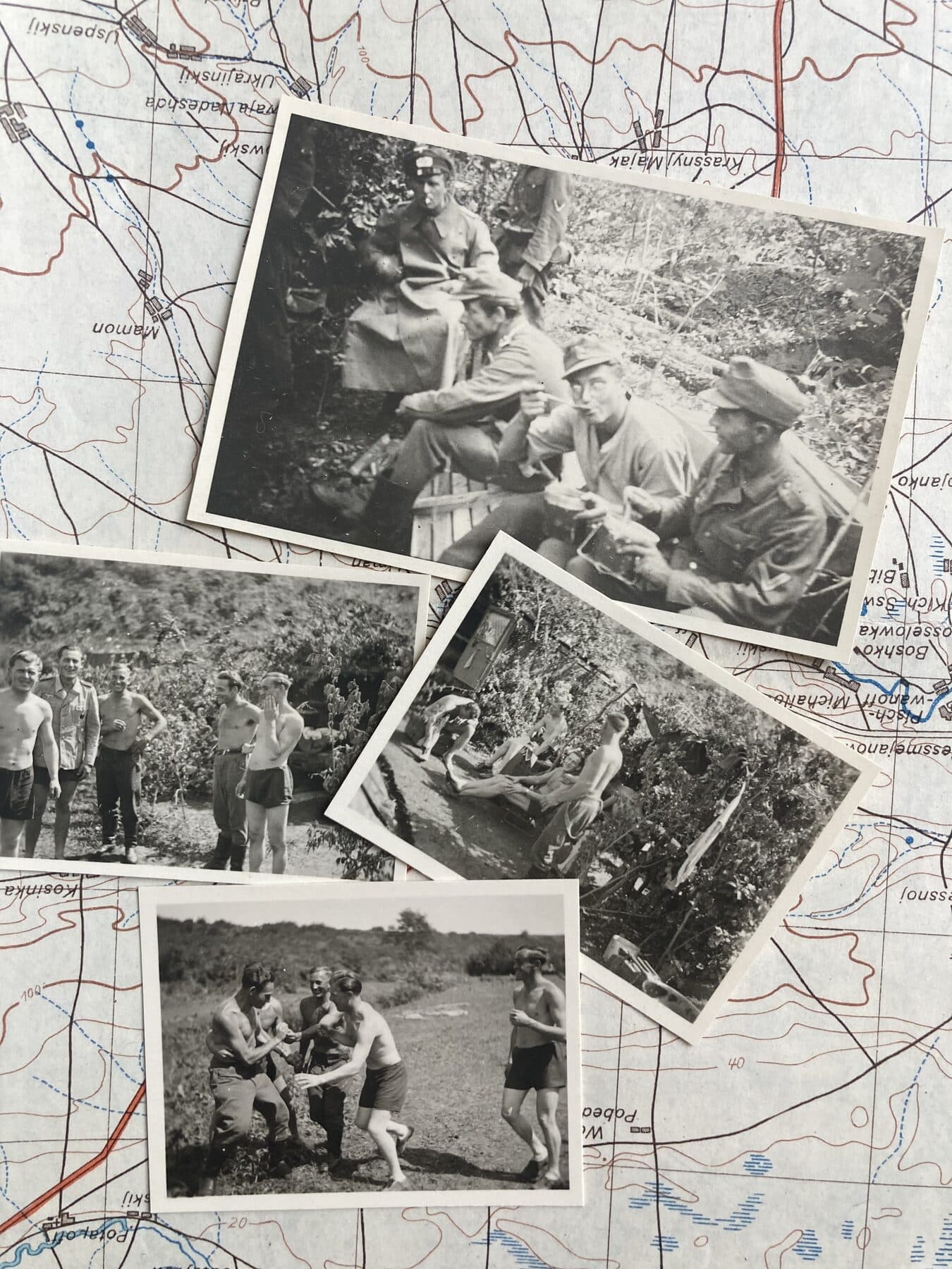Historische Schwarz-Weiß-Fotografien von Soldaten, arrangiert auf einer alten Landkarte