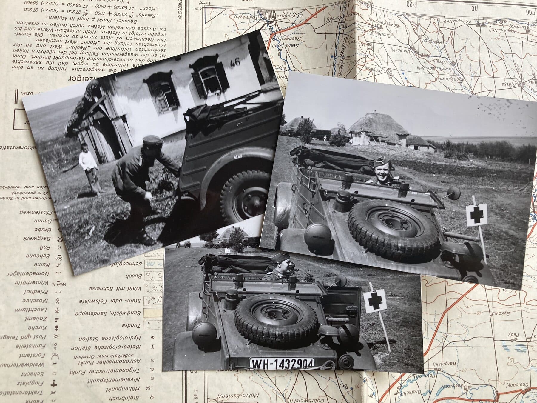 Drei historische Fotografien eines Sanitätsfahrzeugs auf einer alten Landkarte