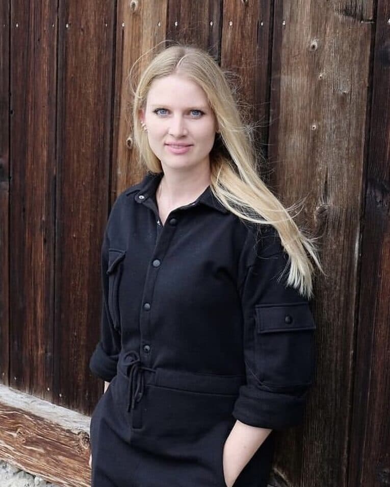 Porträt von Raphaela Höfner vor einer alten Holzwand