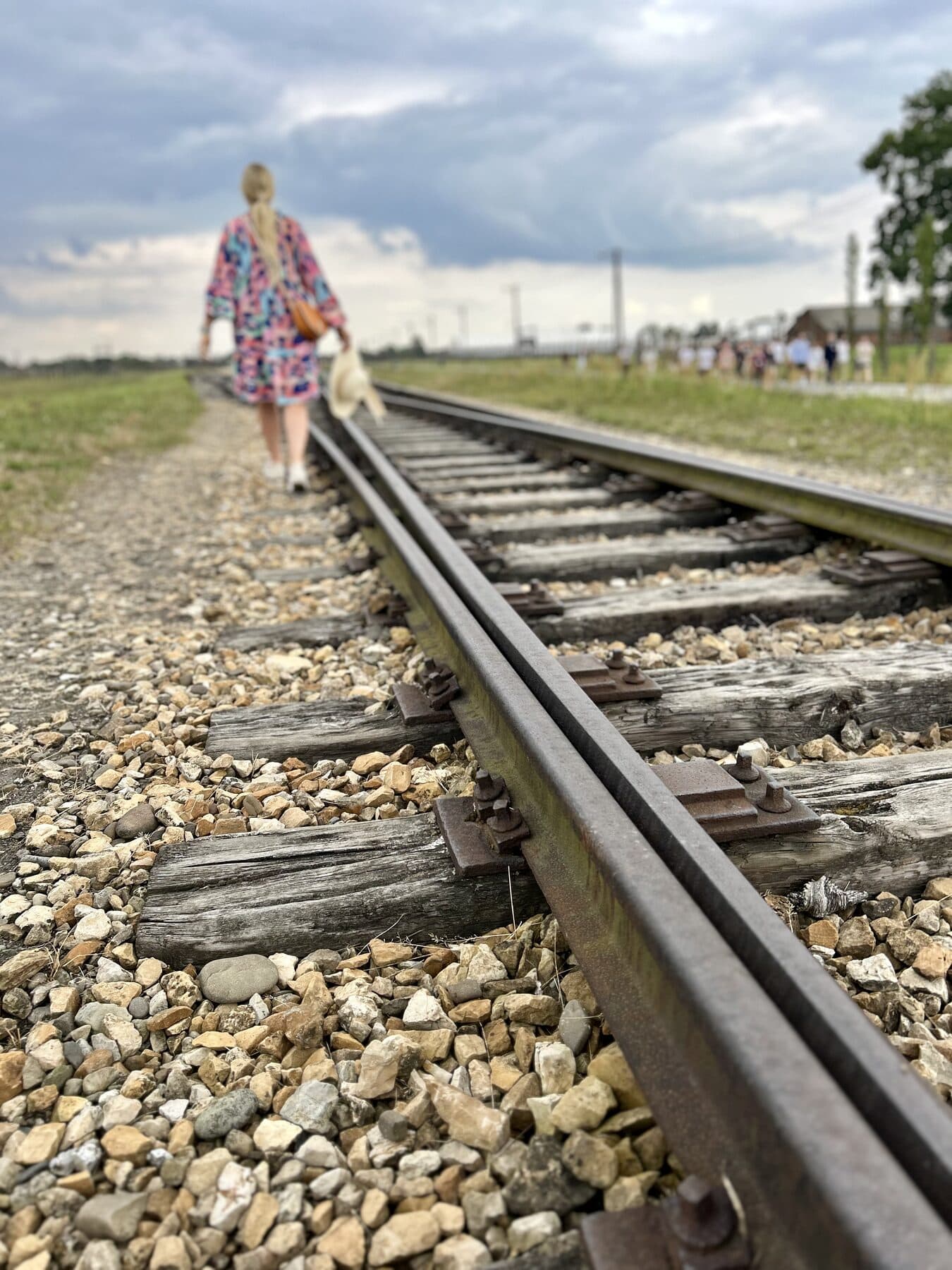Raphaela Höfner geht entlang der Bahngleise in Auschwitz-Birkenau