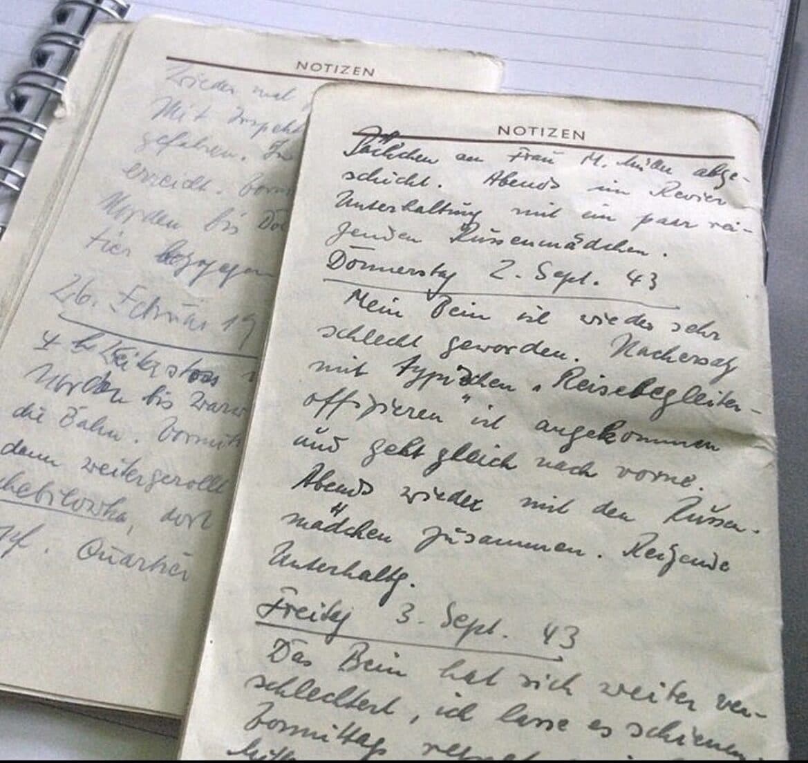 Aufgeschlagene Notizhefte mit handschriftlichen Einträgen vom September 1943