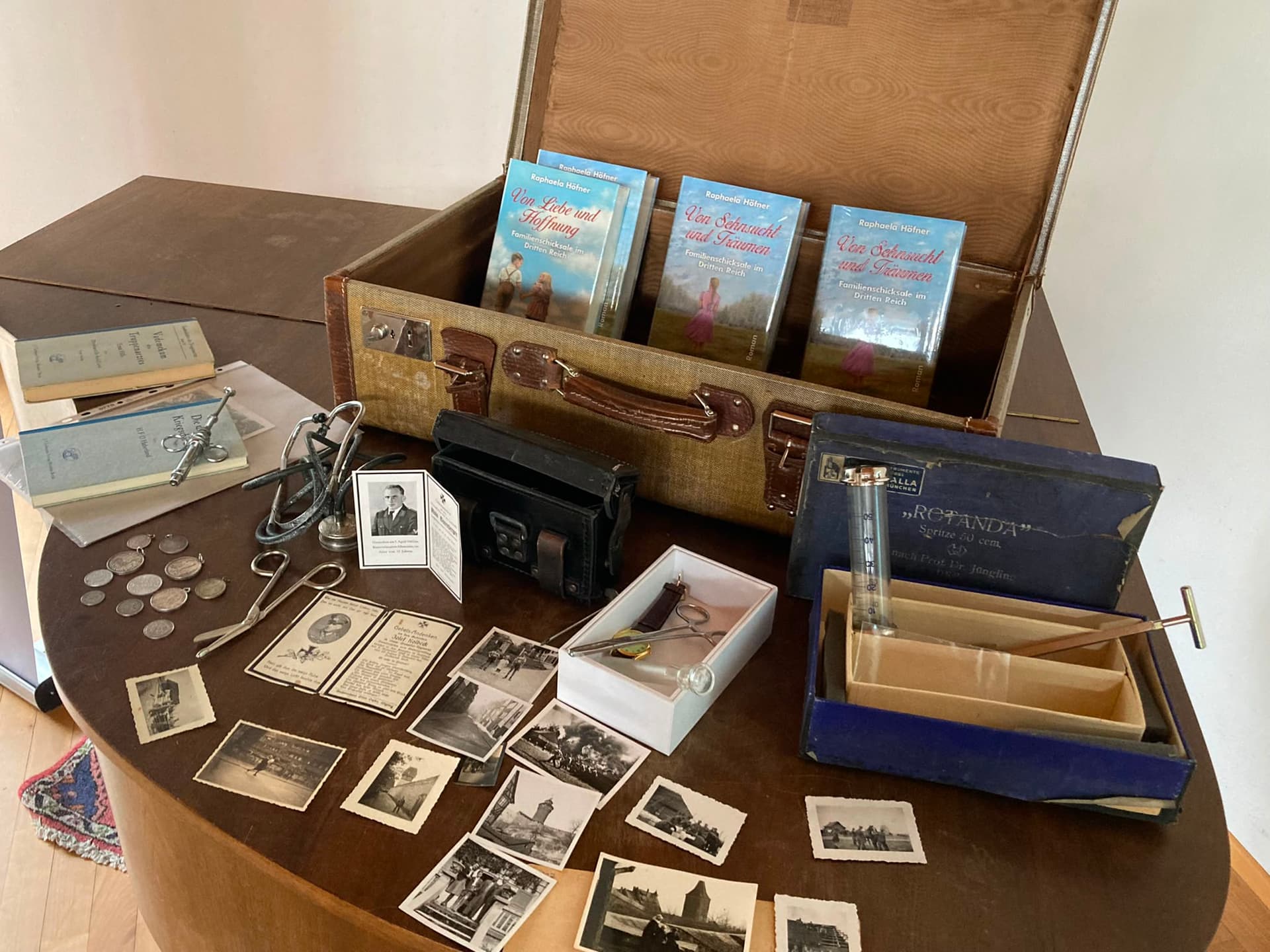 Reisekoffer mit den Romanen, historischen Fotos, Feldbesteck und Sterbebildchen